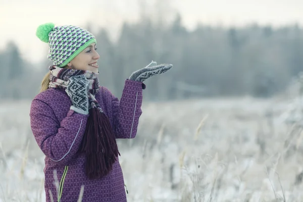 Winterporträt einer Frau — Stockfoto