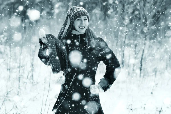 Kış ormanındaki kadın