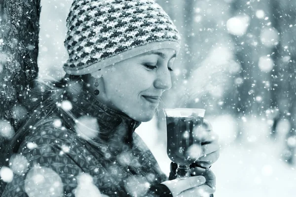 Mujer bebiendo vino caliente — Foto de Stock