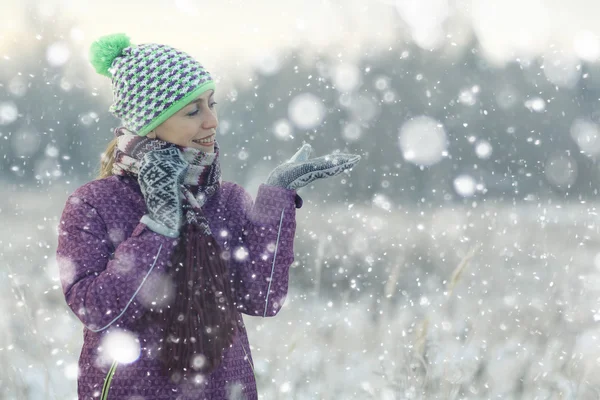 Winterporträt einer Frau — Stockfoto