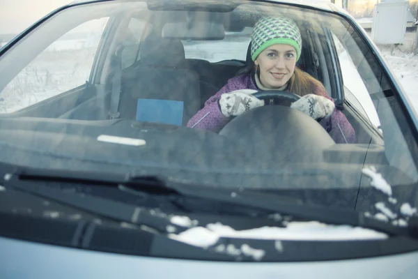 Frau im Auto — Stockfoto