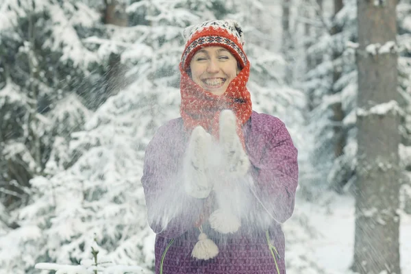 Frau im Winter — Stockfoto