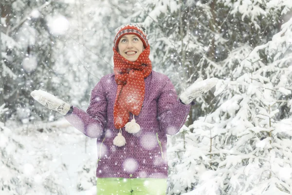 Winterporträt einer Frau — Stockfoto