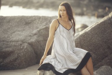 genç güzel kız sahilde