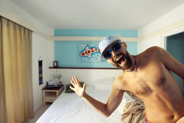 Otelde tatil mutlu adam