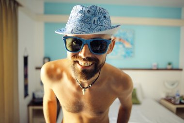 Otelde tatil mutlu adam