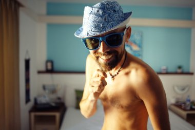 Otelde tatil mutlu adam