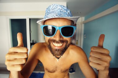 Otelde tatil mutlu adam