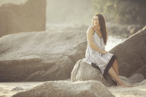 Young beautiful girl on beach — Stock Photo, Image