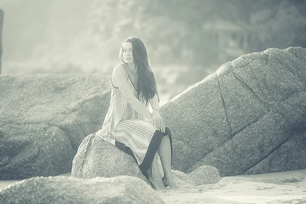 Menina bonita sentada na praia — Fotografia de Stock