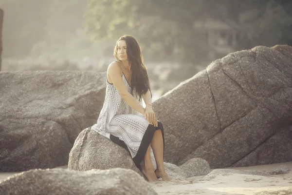 Ung vacker flicka på stranden — Stockfoto
