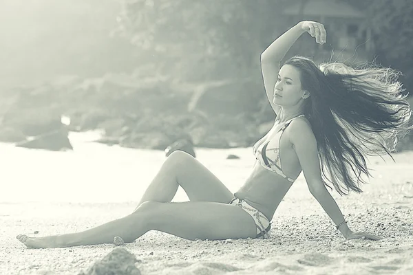 Hermosa chica en bikini en la playa — Foto de Stock