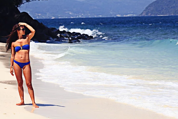 Beautiful girl in bikini on beach — Stock Photo, Image