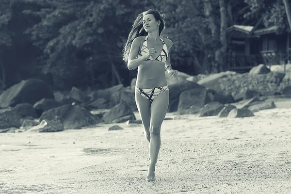 Menina bonita correndo na praia — Fotografia de Stock