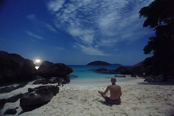 Mann macht Yoga bei Sonnenuntergang — Stockfoto