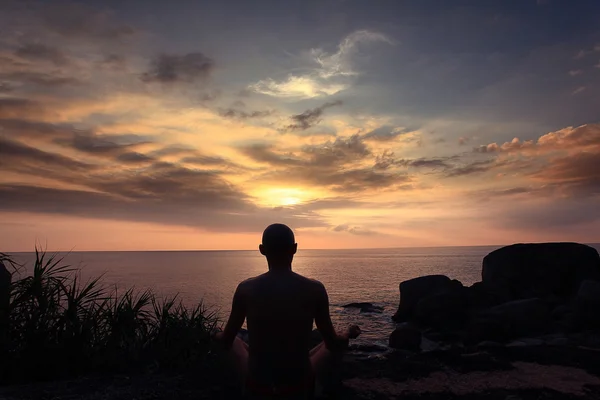 Homme faisant du yoga au coucher du soleil — Photo