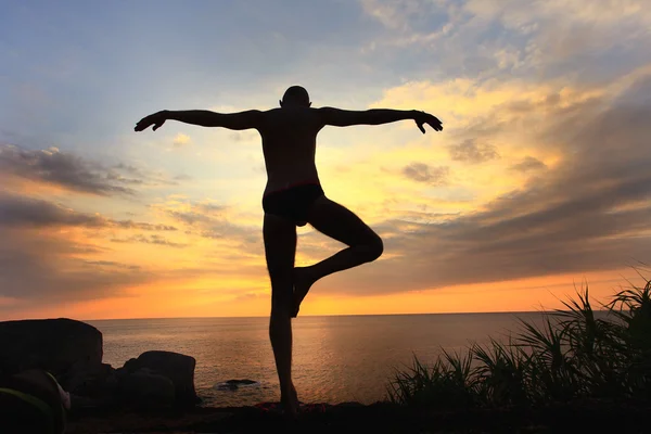 Hombre haciendo yoga al atardecer —  Fotos de Stock