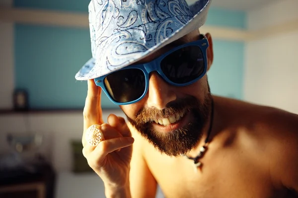 Homem feliz no hotel de férias — Fotografia de Stock