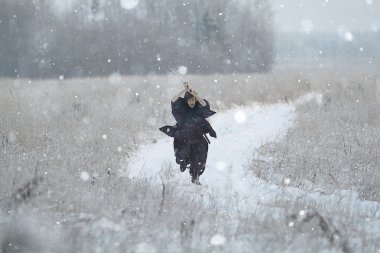 Samuray kış alanında çalışan