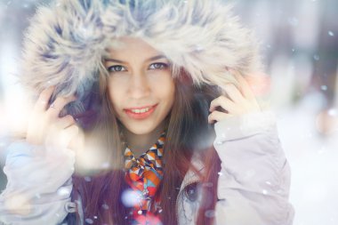 Kışın güzel kız