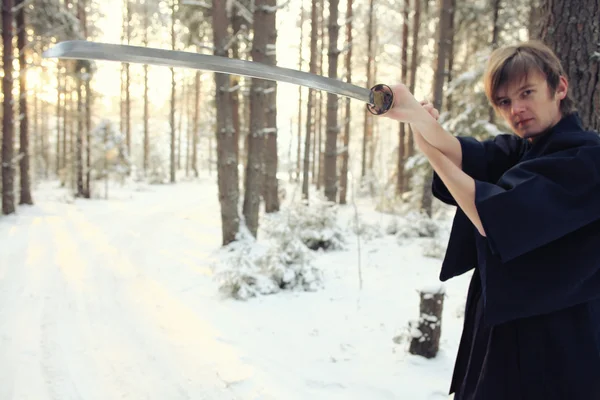 Hombre entrenamiento artes marciales — Foto de Stock