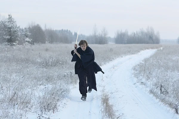 Courir samouraï dans le champ d'hiver — Photo