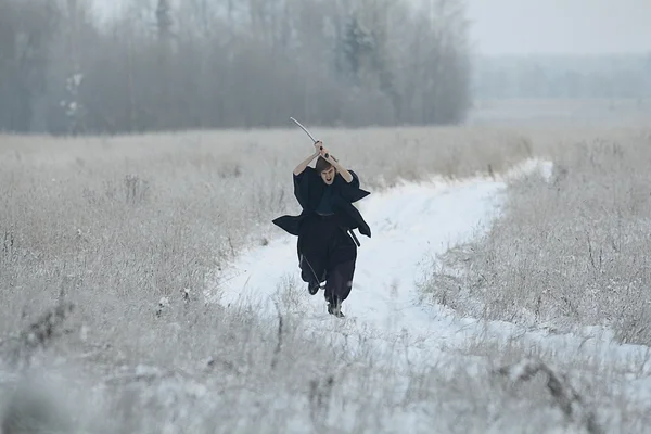 Running samurai in winter field — Stock Photo, Image