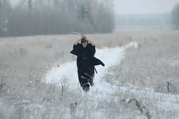 Correndo samurai no campo de inverno — Fotografia de Stock