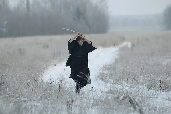 Courir samouraï dans le champ d'hiver — Photo