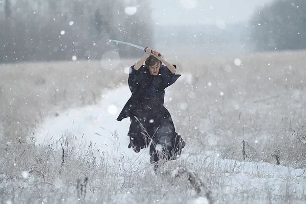 Correndo samurai no campo de inverno — Fotografia de Stock