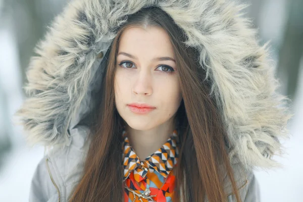 Menina bonita no inverno — Fotografia de Stock