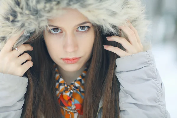 Bella ragazza in inverno — Foto Stock