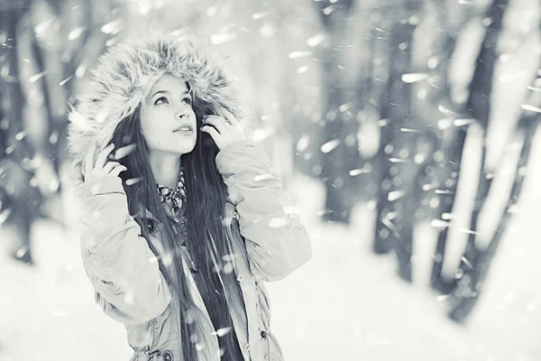 Bella ragazza in inverno — Foto Stock