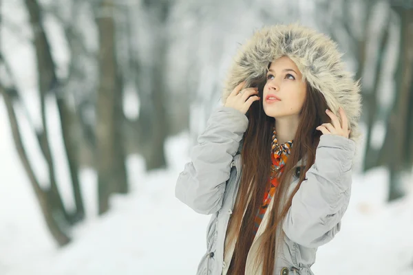 Piękna dziewczyna w zimie — Zdjęcie stockowe