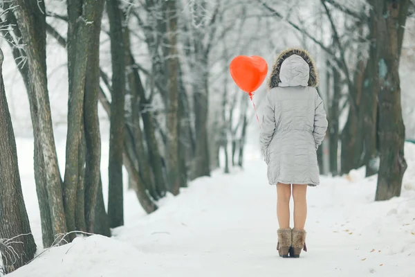 Jong meisje op de dag van Valentijnskaarten — Stockfoto