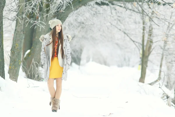 Bella ragazza in inverno — Foto Stock