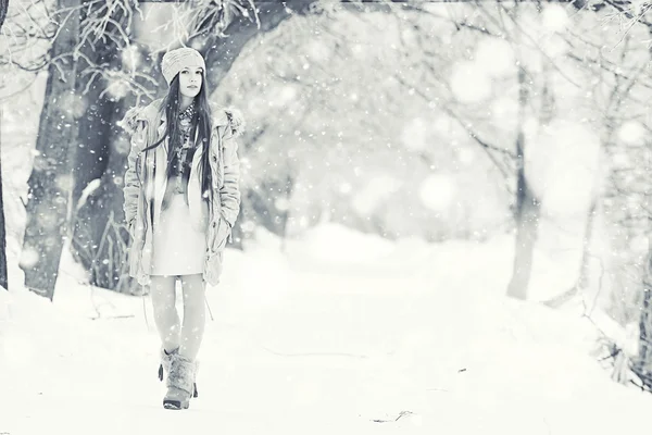 Chica joven en invierno — Foto de Stock