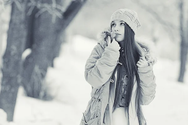 Jong meisje in de winter — Stockfoto