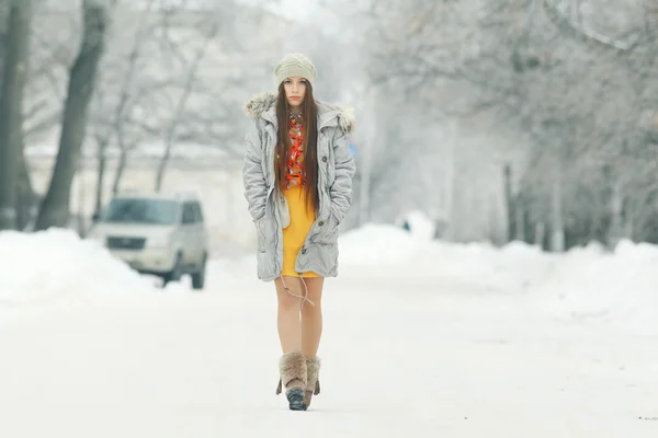 Krásná dívka v zimě — Stock fotografie
