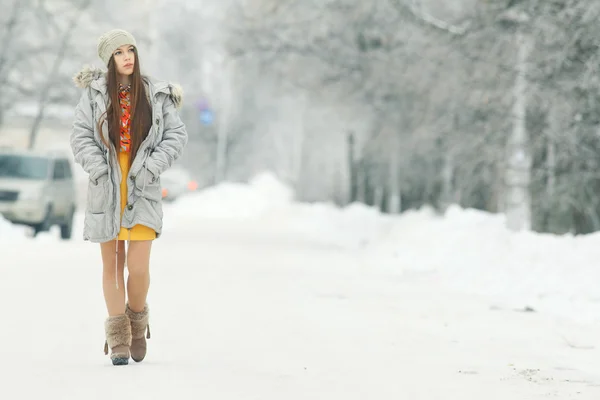 Bella ragazza in inverno — Foto Stock