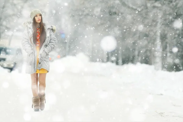 Bella ragazza in inverno — Foto Stock