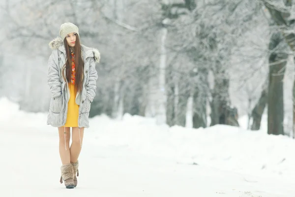 Vacker flicka i vinter — Stockfoto