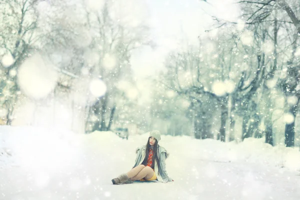 Gadis muda di musim dingin — Stok Foto
