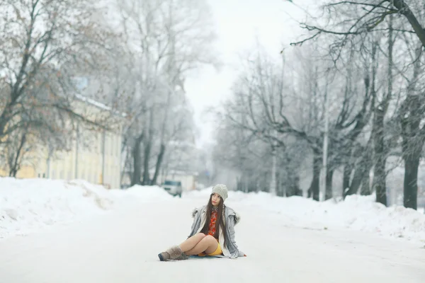 Νεαρή κοπέλα το χειμώνα — Φωτογραφία Αρχείου