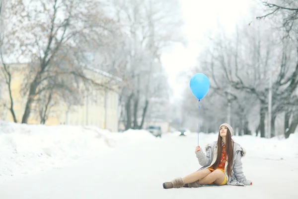 Giovane ragazza in inverno — Foto Stock