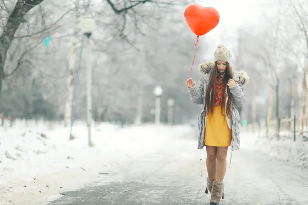 Gadis muda pada hari Valentine — Stok Foto