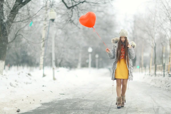 Jeune fille le jour de la Saint Valentin — Photo