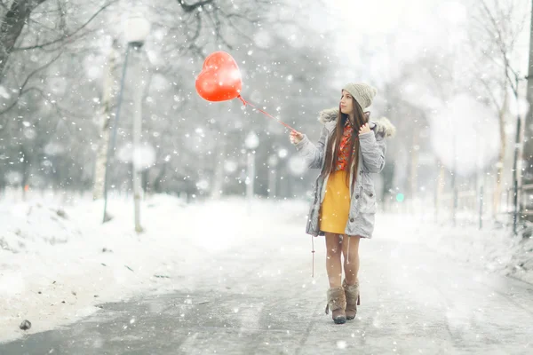 Jeune fille le jour de la Saint Valentin — Photo