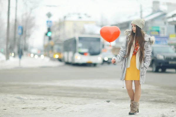 Молодая девушка в День Святого Валентина — стоковое фото