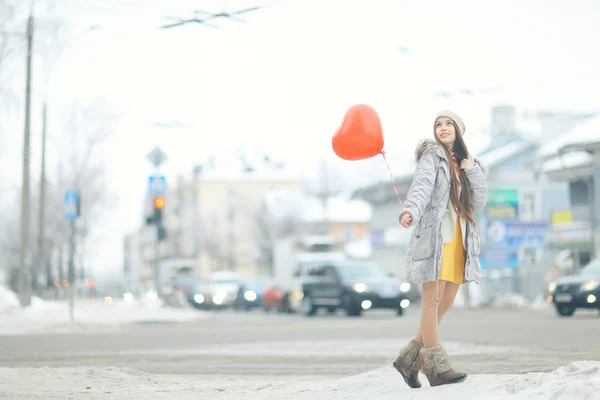 Молода дівчина на день Святого Валентина — стокове фото